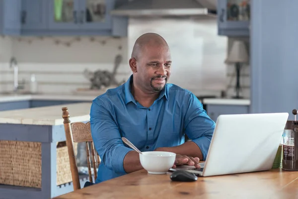 Man using laptop at table — Stock Photo, Image
