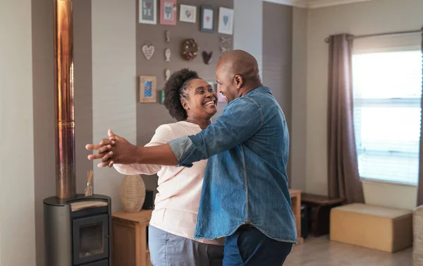 Pareja bailando en salón —  Fotos de Stock