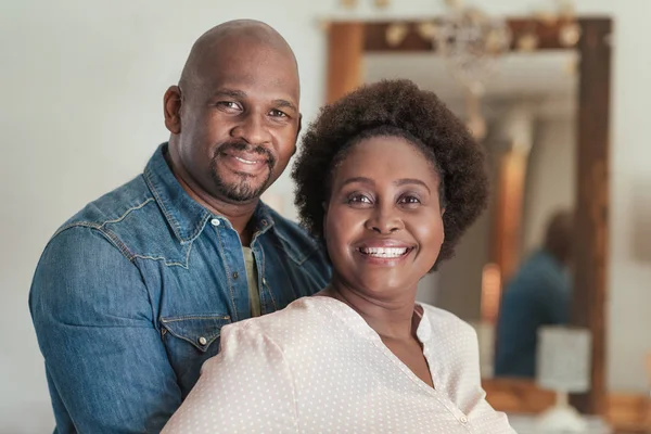 ayakta birlikte oturma odasında çift