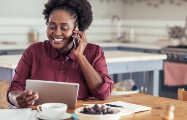 Kadın telefonda konuşurken ve tablet kullanma 