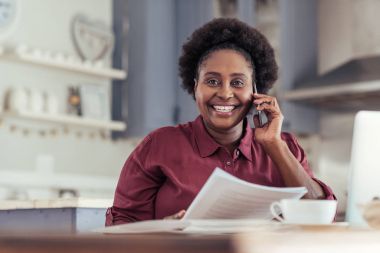 Cep telefonuyla konuşan kadın.