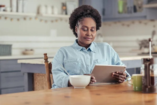 Mujer usando tableta digital — Foto de Stock