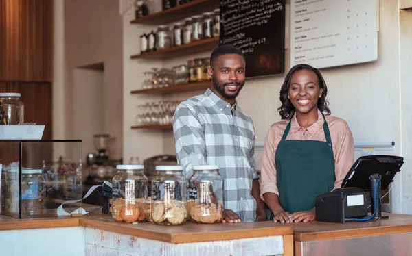 Ondernemers die achter de toonbank van café — Stockfoto