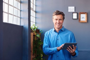 Tablet ile olgun işadamı portresi 