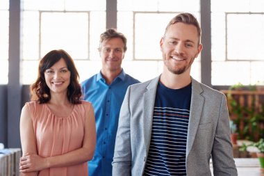 office meslektaşları ile ayakta işadamı