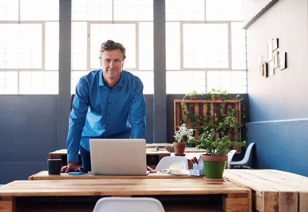 Businessman leaning on desk — Stock Photo, Image