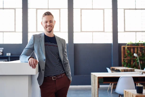 Porträt eines selbstbewussten Jungunternehmers — Stockfoto