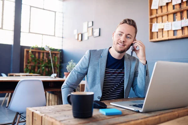 Ung affärsman talar i mobiltelefon — Stockfoto