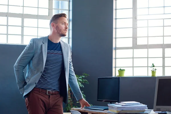 Geschäftsmann lehnt am Schreibtisch — Stockfoto