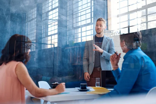 Homem de negócios brainstorming com colegas de trabalho — Fotografia de Stock