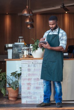 Kahve dükkanı sahibi tablet ile çalışma