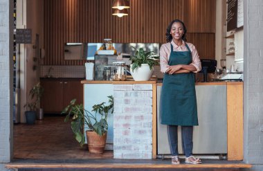Barista ayakta welcomingly kasaya