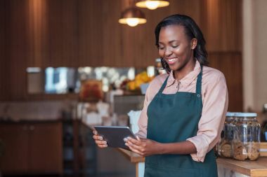 Kahve dükkanı sahibi tablet kullanma