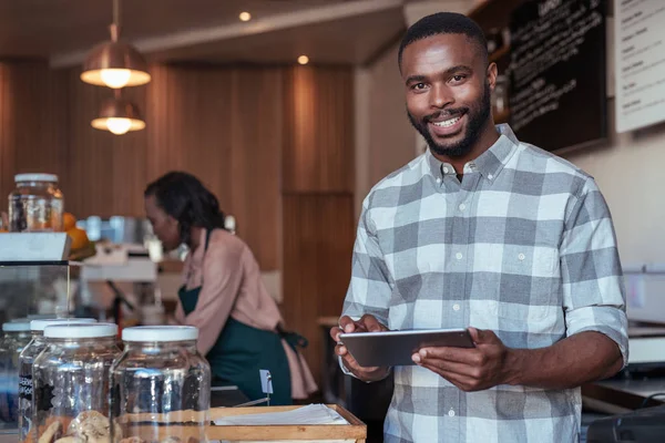 Cafe owner working behind counter — Stock Photo, Image