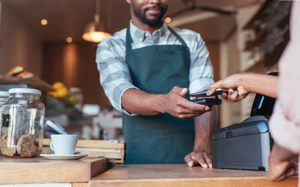 Πελάτη, χρησιμοποιώντας την τεχνολογία να πληρώσει σε καφετέρια — Φωτογραφία Αρχείου