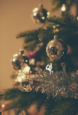 Gümüş süslemeleri ile Noel ağacı