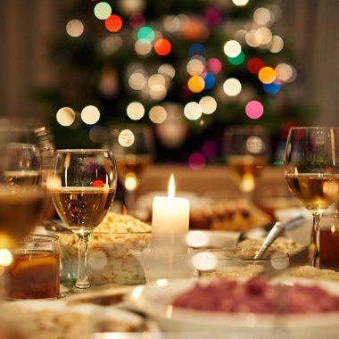 Tablo ile farklı yemekler servis