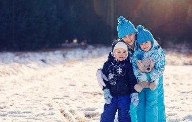 Anne Çocuk ve oyuncak ayı ile