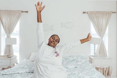  Yalnız oturan kadın.