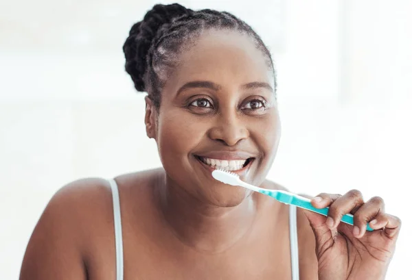 Žena si čistí zuby — Stock fotografie