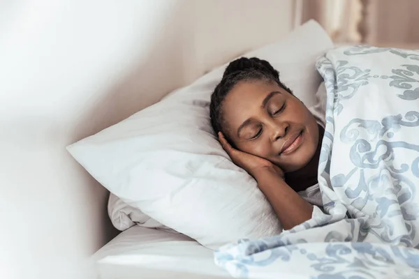 Kvinne som sover fredelig – stockfoto