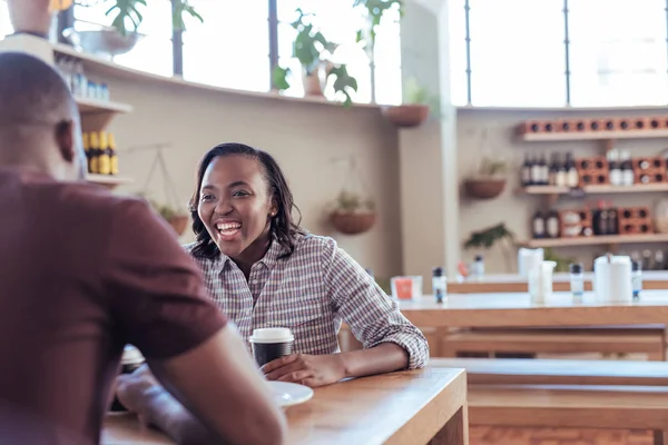 Sonriente joven pareja africana —  Fotos de Stock