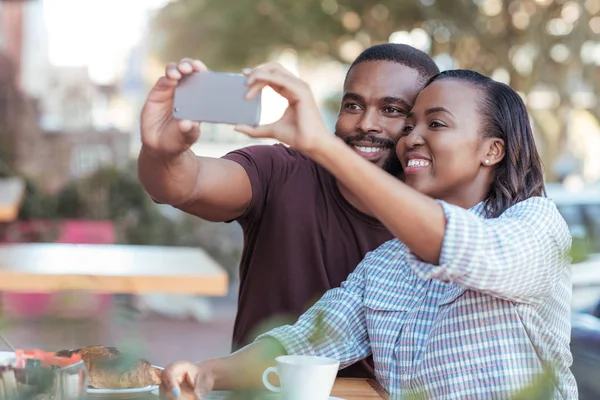 Paar macht Selfies — Stockfoto