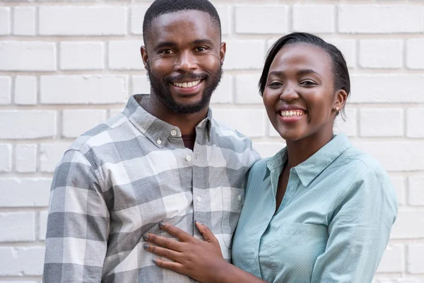 Heureux jeune couple africain — Photo