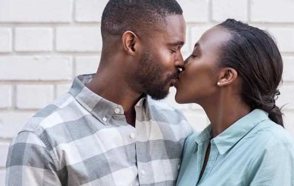 Afrikanska par kyssas — Stockfoto