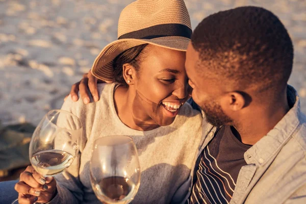 Africano casal sentado juntos — Fotografia de Stock