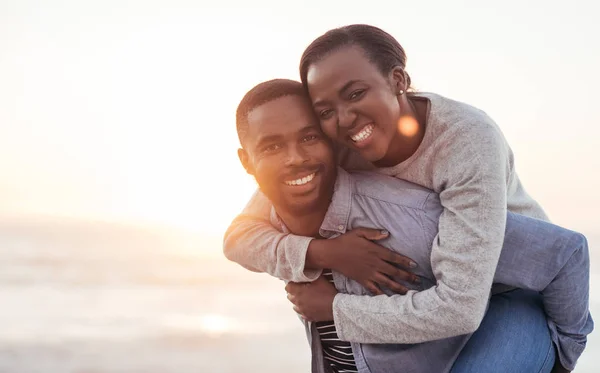 Afrikanischer Mann trägt Freundin — Stockfoto