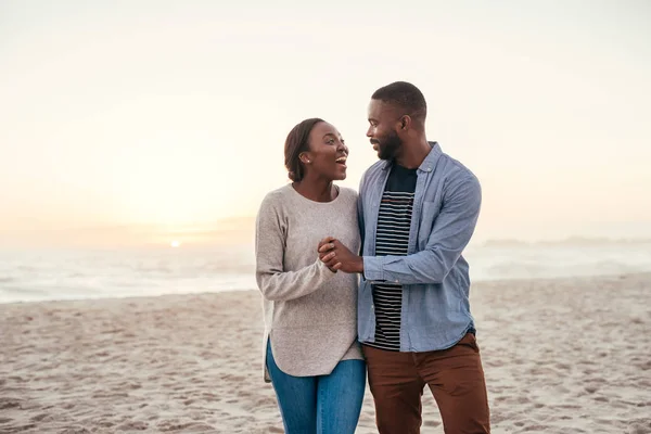 Zufriedenes junges afrikanisches Paar — Stockfoto