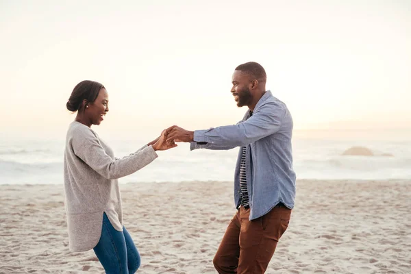 Juguetona joven africano pareja — Foto de Stock