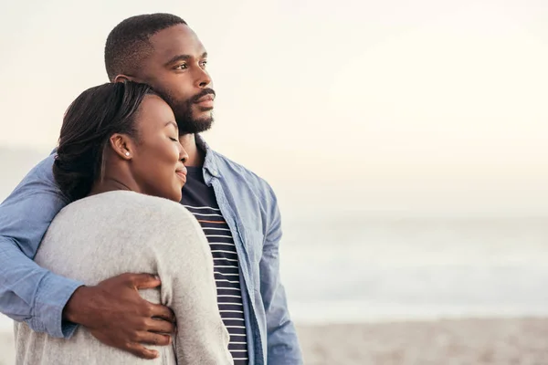 Romántica joven pareja africana — Foto de Stock