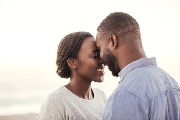 Romántica joven pareja africana — Foto de Stock