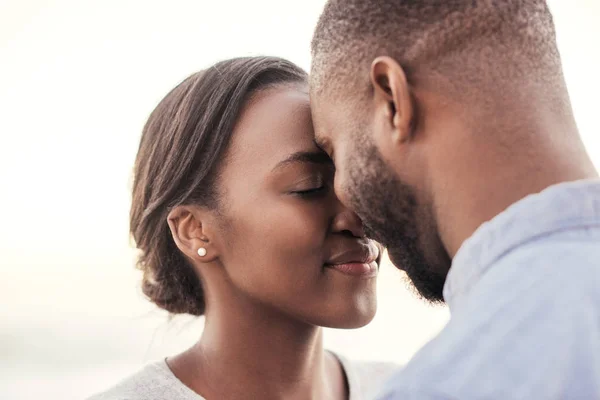 Conteúdo jovem casal africano — Fotografia de Stock