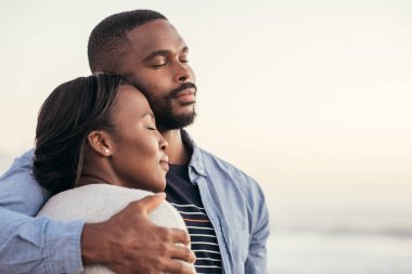 Romantik genç Afrikalı Çift