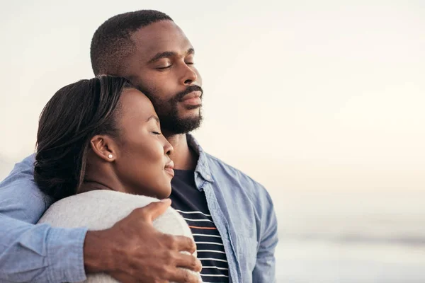 Romântico jovem casal africano — Fotografia de Stock