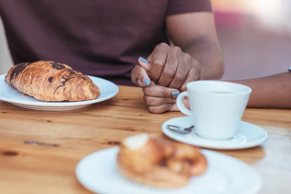 Coppia tenendosi per mano — Foto Stock