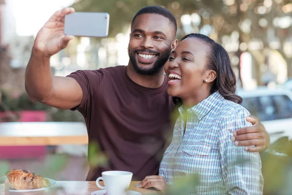 Riendo joven pareja africana — Foto de Stock