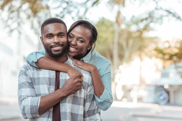 Mujer abrazando a su marido — Foto de Stock