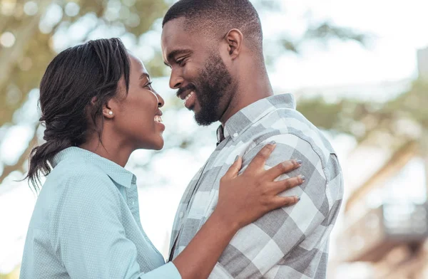 Pareja de pie cara a cara — Foto de Stock