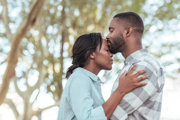 Homem beijando sua namorada — Fotografia de Stock