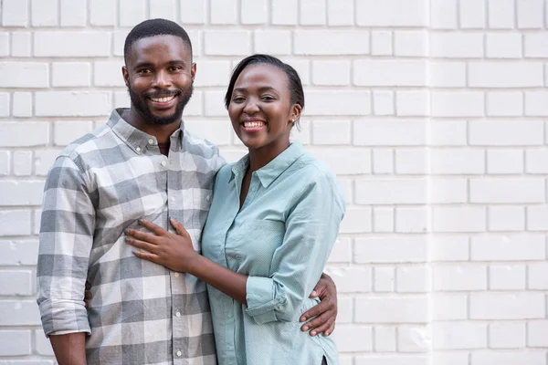 Sorrindo jovem casal africano — Fotografia de Stock