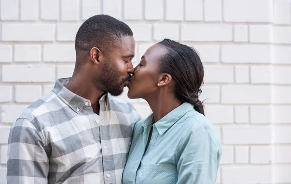 Romântico jovem casal africano — Fotografia de Stock