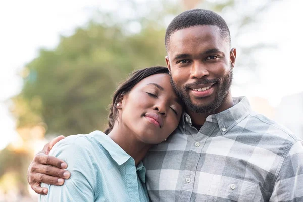 Zufriedenes junges afrikanisches Paar — Stockfoto