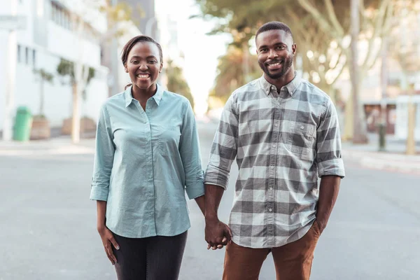 Glada unga afrikanska par — Stockfoto