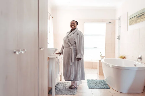 Woman standing alone — Stock Photo, Image