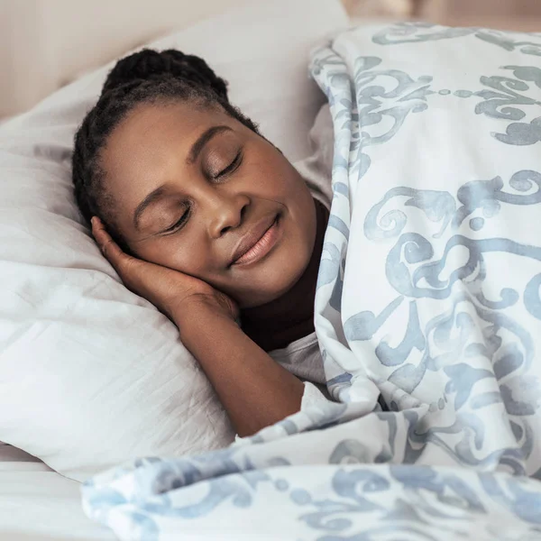 Kvinna som sover peacfully — Stockfoto