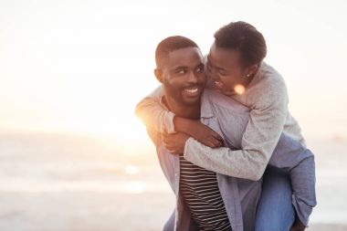 Sırtımda kumsalda veren adam